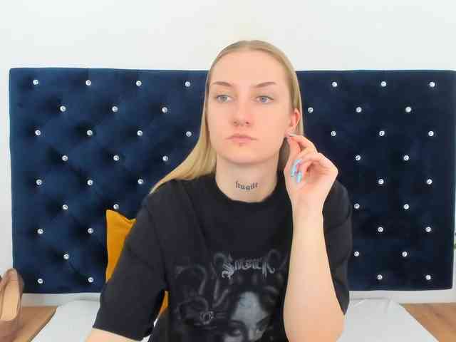 AlexaKisses webcam
