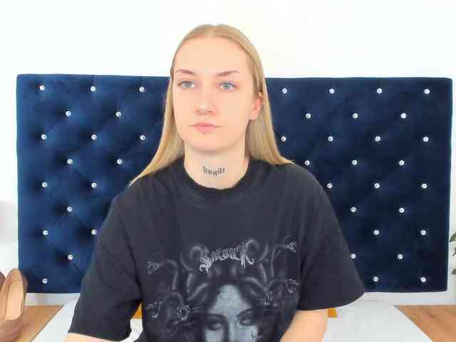 AlexaKisses webcam