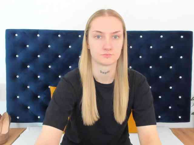 AlexaKisses webcam