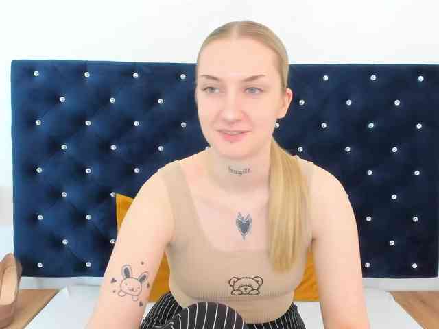 AlexaKisses webcam
