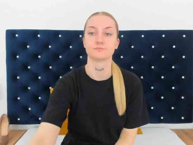 AlexaKisses webcam