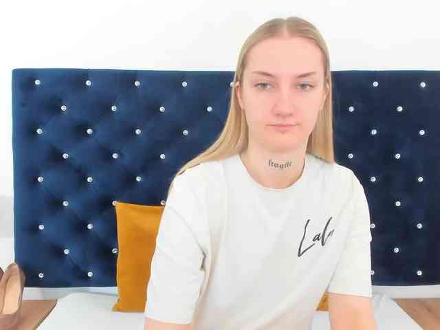 AlexaKisses webcam