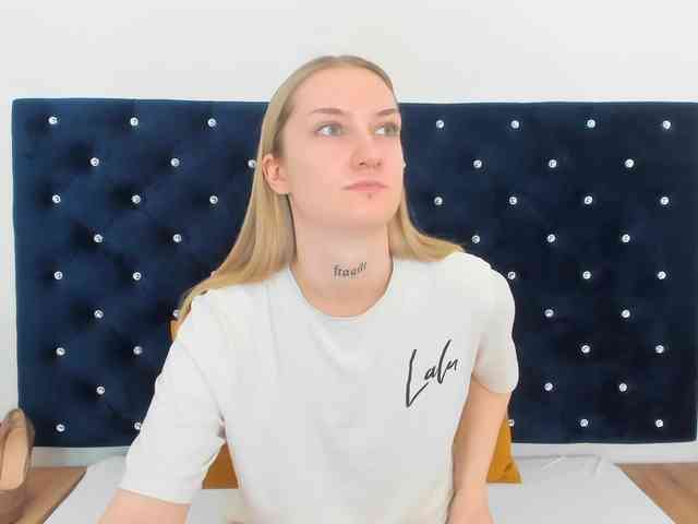 AlexaKisses webcam