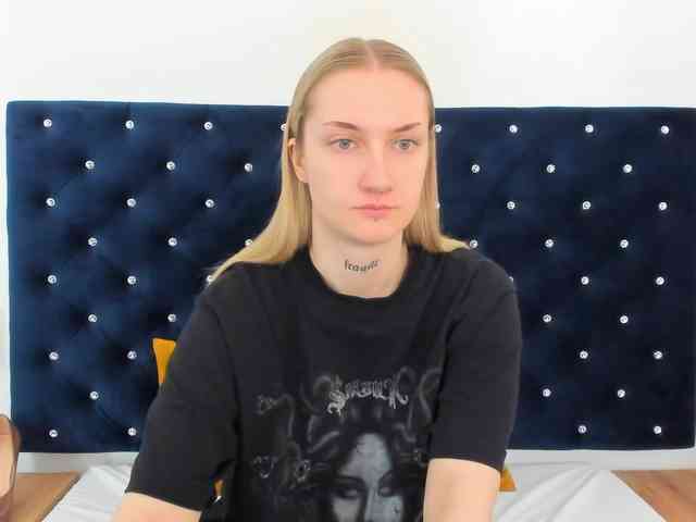 AlexaKisses webcam