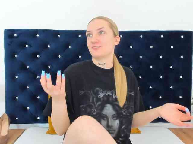 AlexaKisses webcam