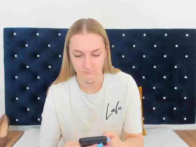 AlexaKisses webcam