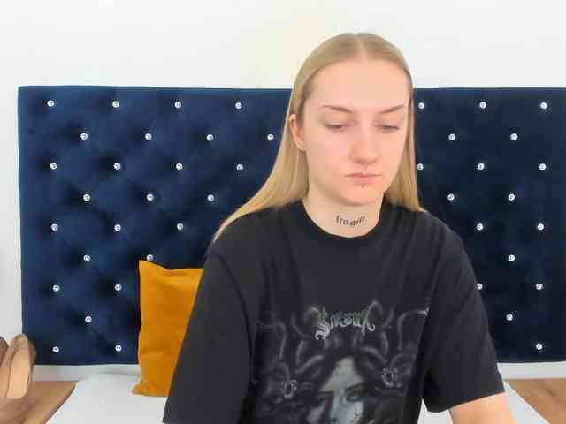 AlexaKisses webcam