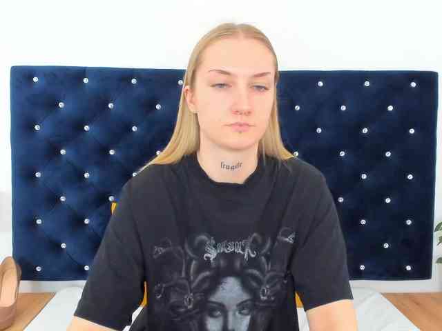AlexaKisses webcam