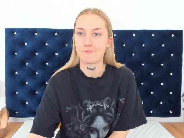 AlexaKisses webcam