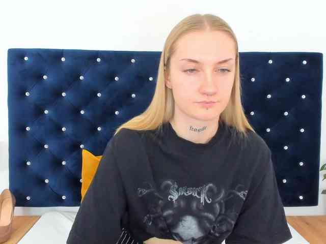 AlexaKisses webcam