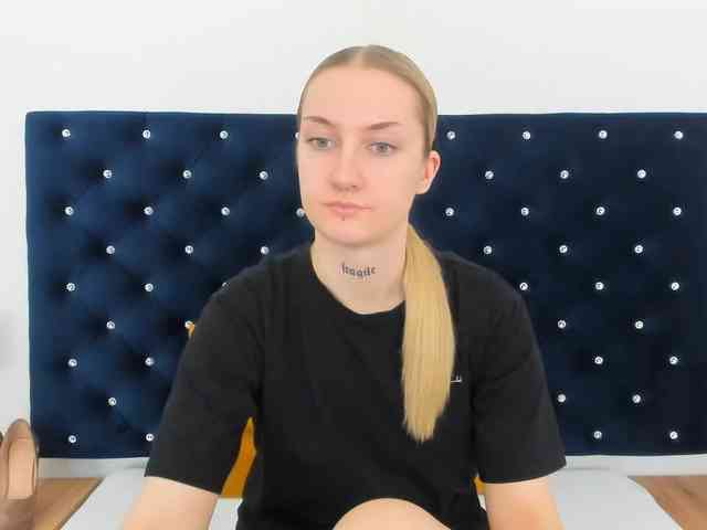AlexaKisses webcam
