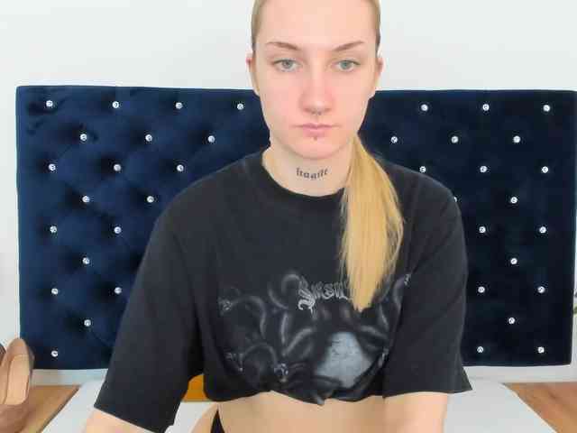 AlexaKisses webcam