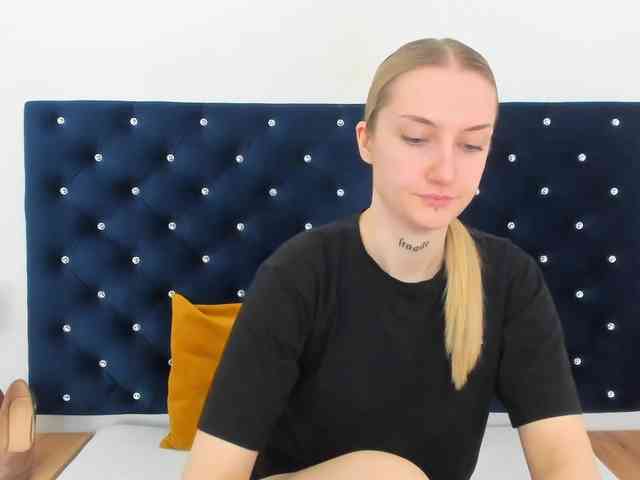 AlexaKisses webcam