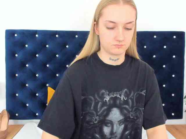 AlexaKisses webcam