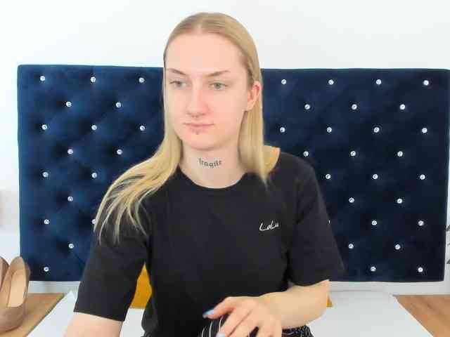 AlexaKisses webcam