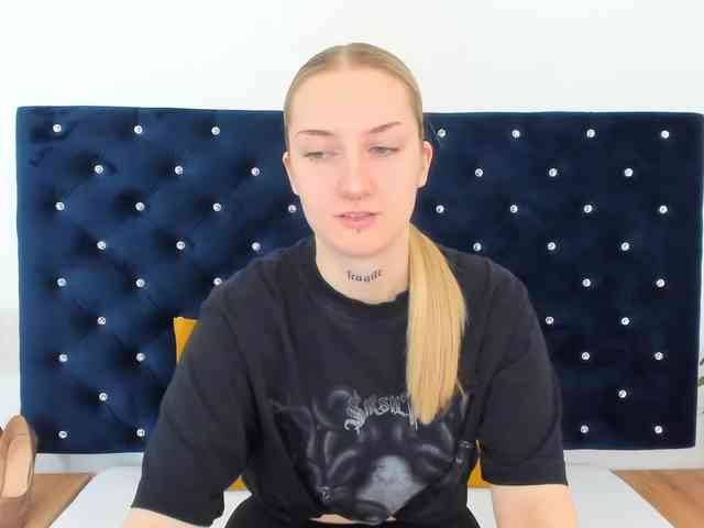 AlexaKisses webcam