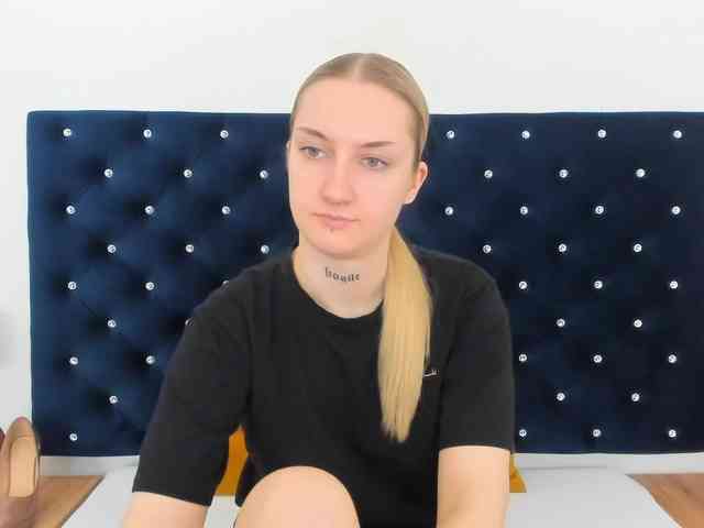 AlexaKisses webcam