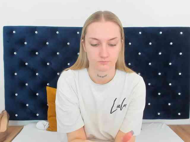 AlexaKisses webcam