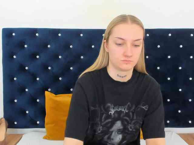 AlexaKisses webcam