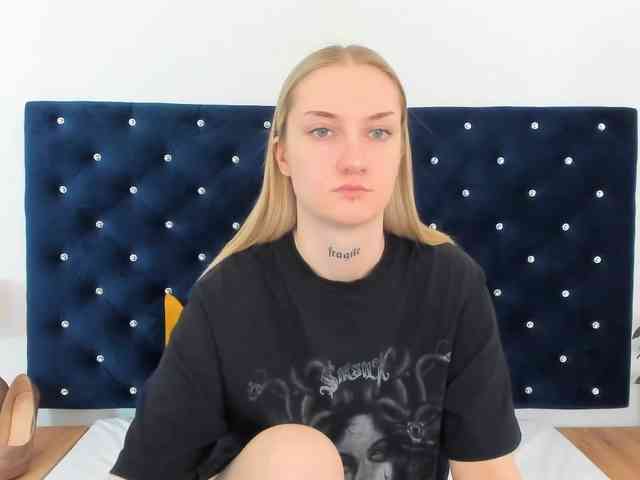 AlexaKisses webcam