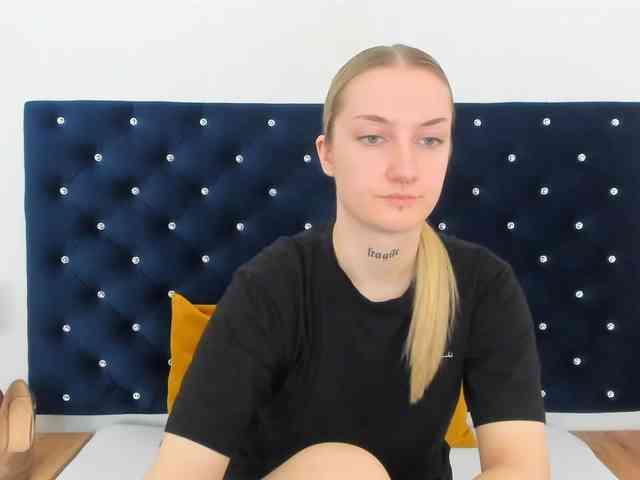 AlexaKisses webcam