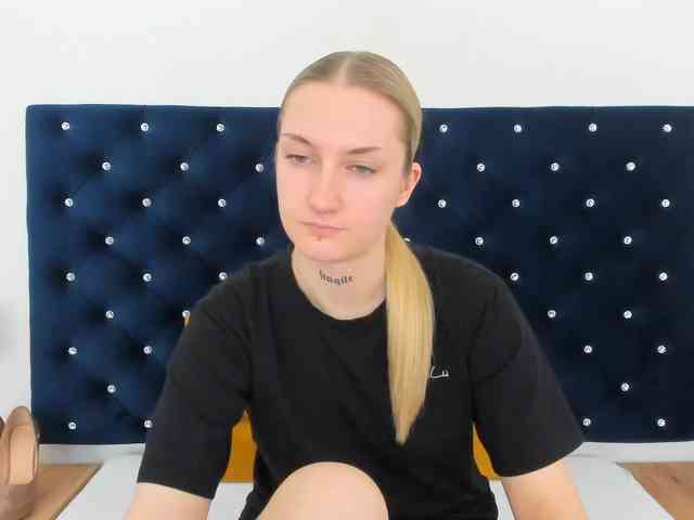 AlexaKisses webcam