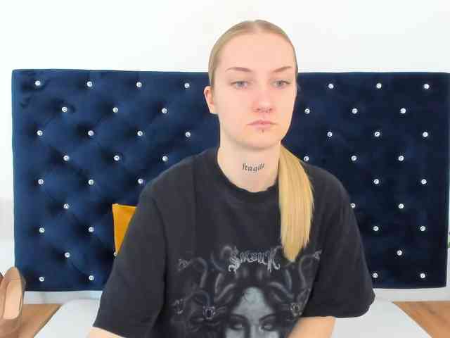 AlexaKisses webcam