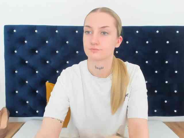 AlexaKisses webcam