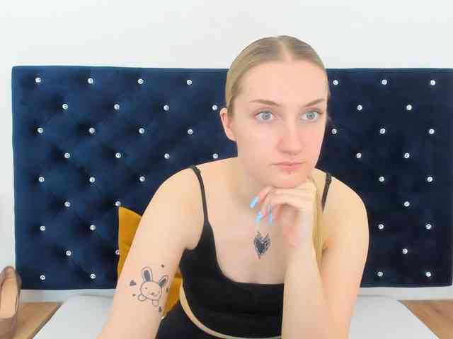 AlexaKisses webcam