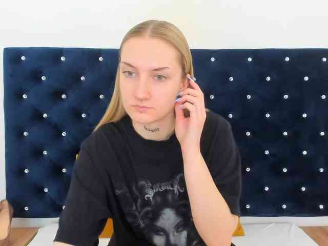 AlexaKisses webcam