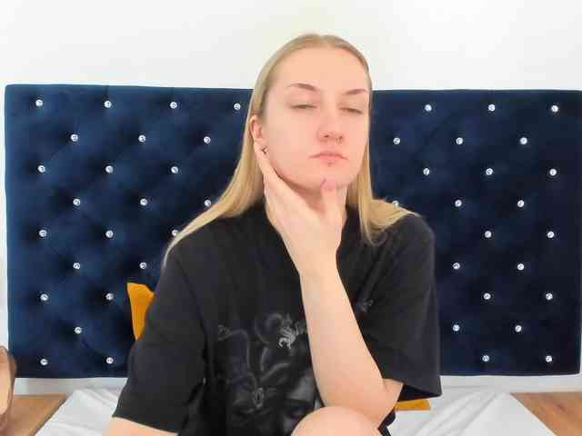 AlexaKisses webcam