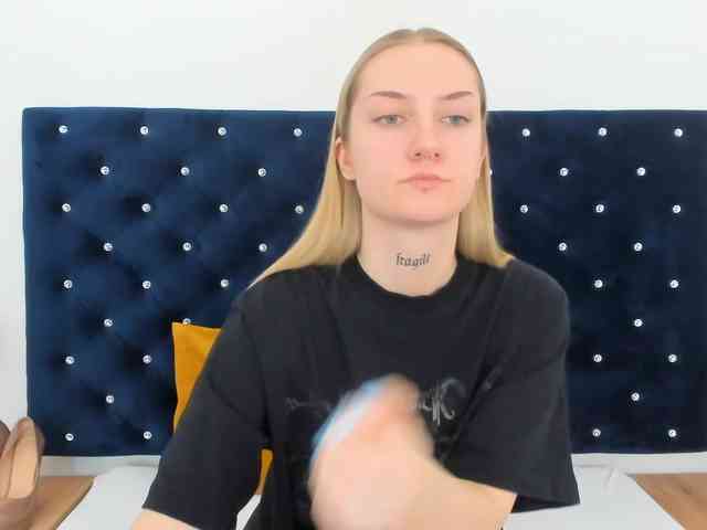 AlexaKisses webcam