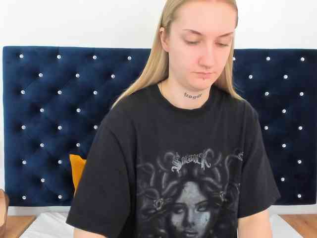 AlexaKisses webcam