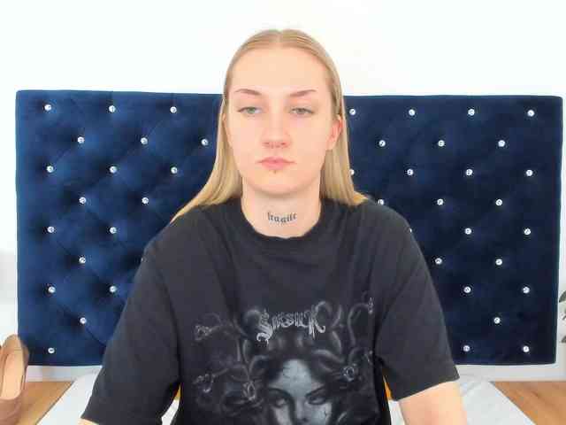 AlexaKisses webcam