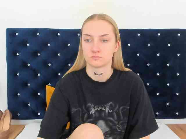 AlexaKisses webcam