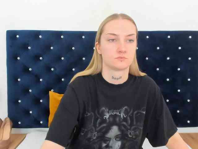 AlexaKisses webcam