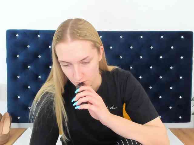 AlexaKisses webcam