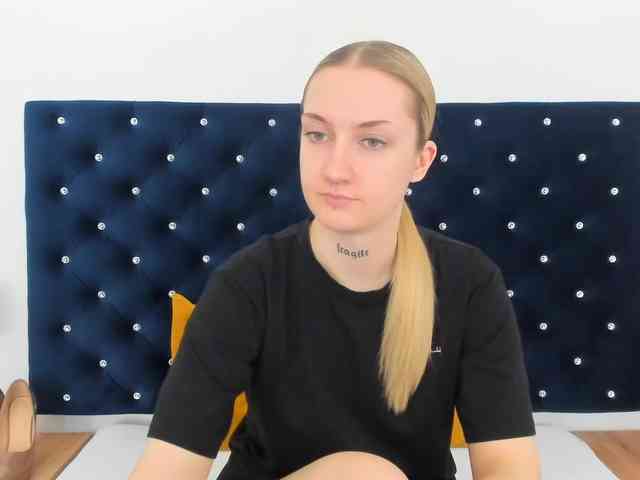 AlexaKisses webcam