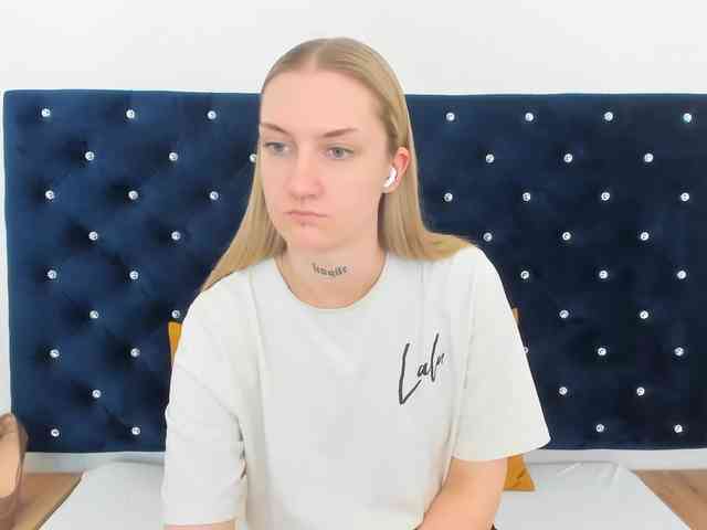 AlexaKisses webcam