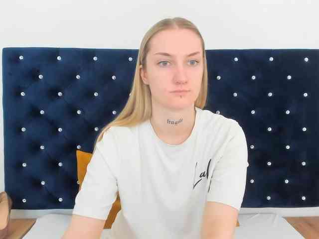 AlexaKisses webcam
