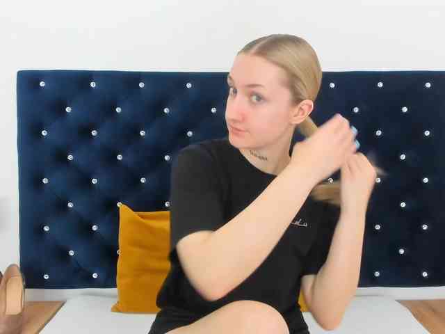 AlexaKisses webcam