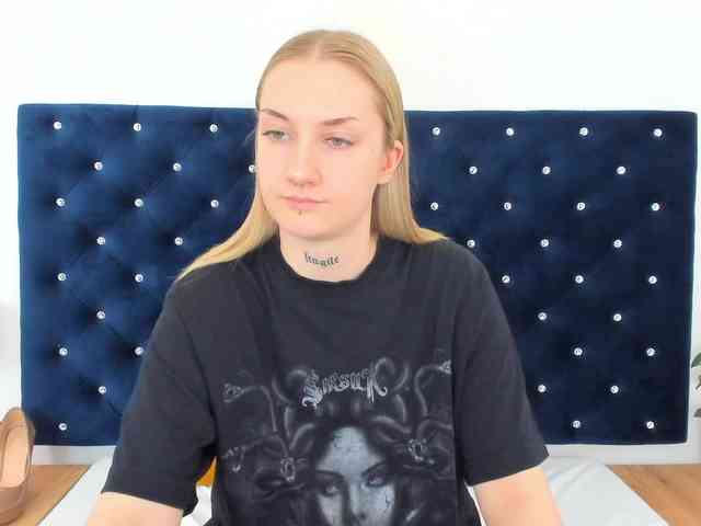 AlexaKisses webcam