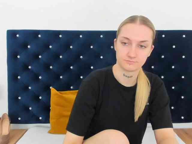 AlexaKisses webcam