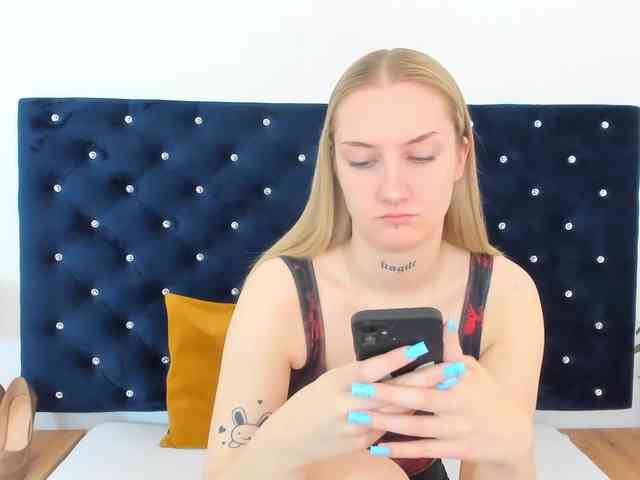 AlexaKisses webcam