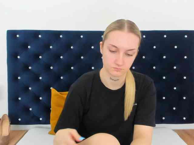 AlexaKisses webcam