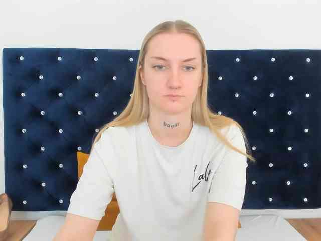 AlexaKisses webcam