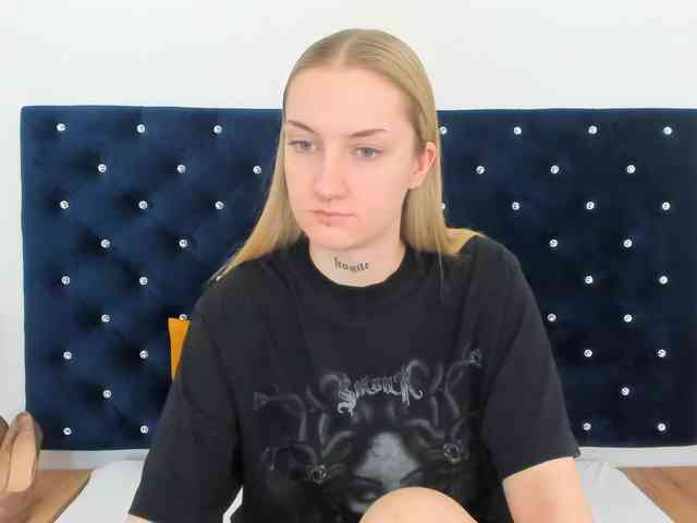 AlexaKisses webcam
