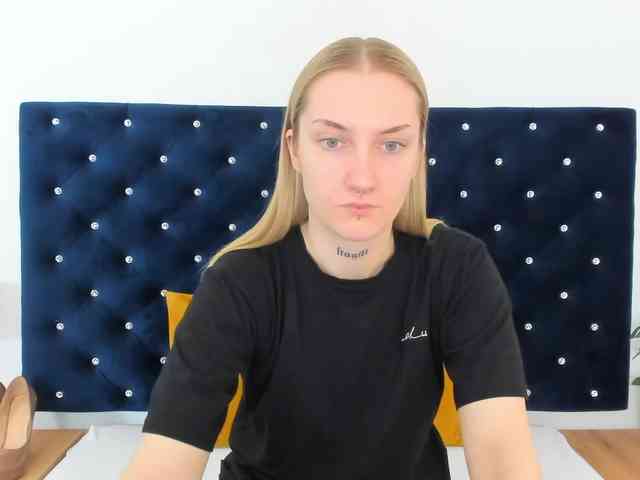 AlexaKisses webcam