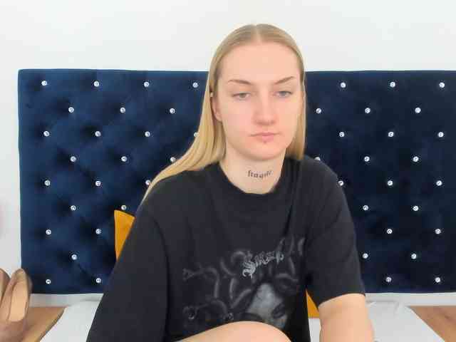 AlexaKisses webcam