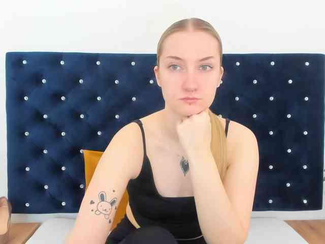 AlexaKisses webcam